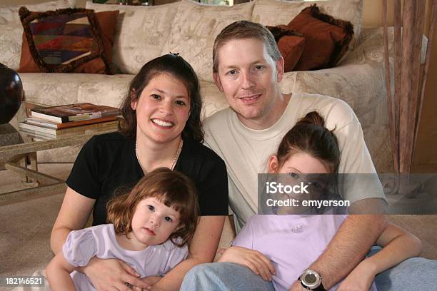 Szczęśliwa Rodzina - zdjęcia stockowe i więcej obrazów Bliski - Bliski, Codzienne ubranie, Córka