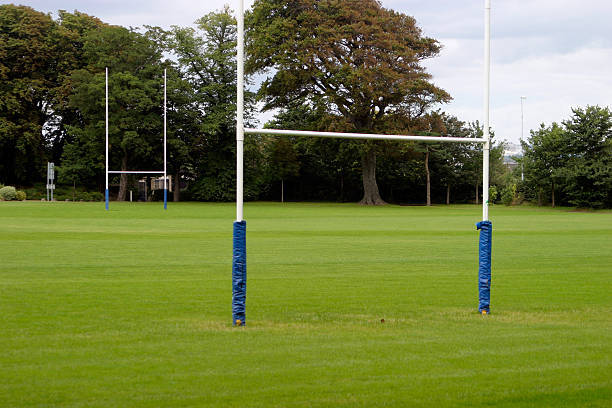 campo de esportes - rugby wooden post goal post rugby post - fotografias e filmes do acervo