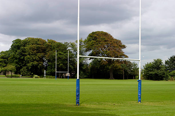 campo de deporte - rugby wooden post goal post rugby post fotografías e imágenes de stock