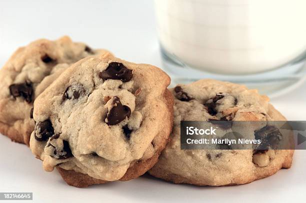 Foto de Cookies Com Gotas De Chocolate e mais fotos de stock de Biscoito de Chocolate - Biscoito de Chocolate, Biscoito, Branco