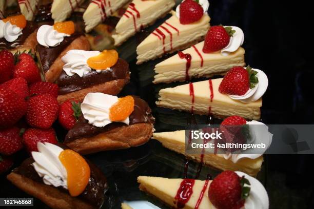 Torta Di Formaggio Fragole E - Fotografie stock e altre immagini di Albergo - Albergo, Cena, Cibi e bevande