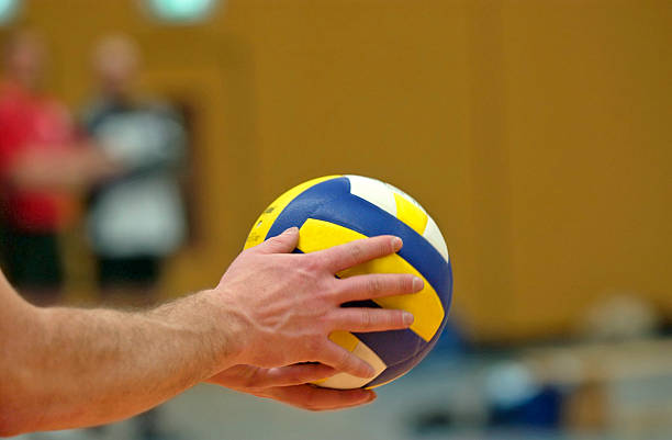 cancha de voleibol - volleyball volleying human hand men fotografías e imágenes de stock