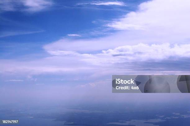 Claro Céu Azul - Fotografias de stock e mais imagens de Acima - Acima, Ao Ar Livre, Azul