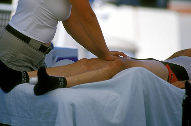 sportowca retreat - athlete physical injury animal knee massaging zdjęcia i obrazy z banku zdjęć