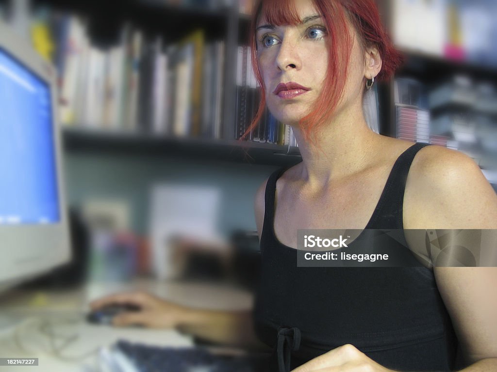 女性彼女のコンピュータで - 1人のロイヤリティフリーストックフォト