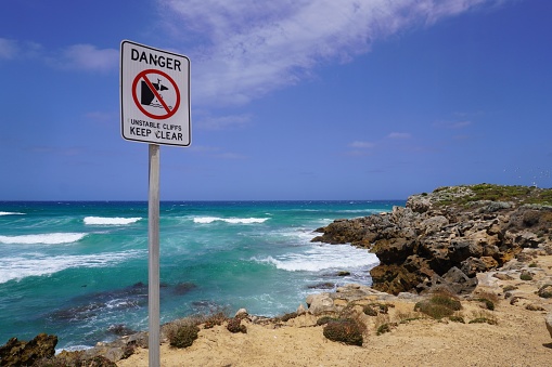 Eyre Peninsula, South Australia, Australia, November 11, 2023.
The cliffs along the coast are unstable, and in the absence of fences, signs serve to warn visitors of the risk of an accident