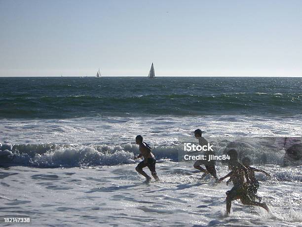 Foto de Corrida Na Praia e mais fotos de stock de Areia - Areia, Beleza, Brincadeira de Pegar