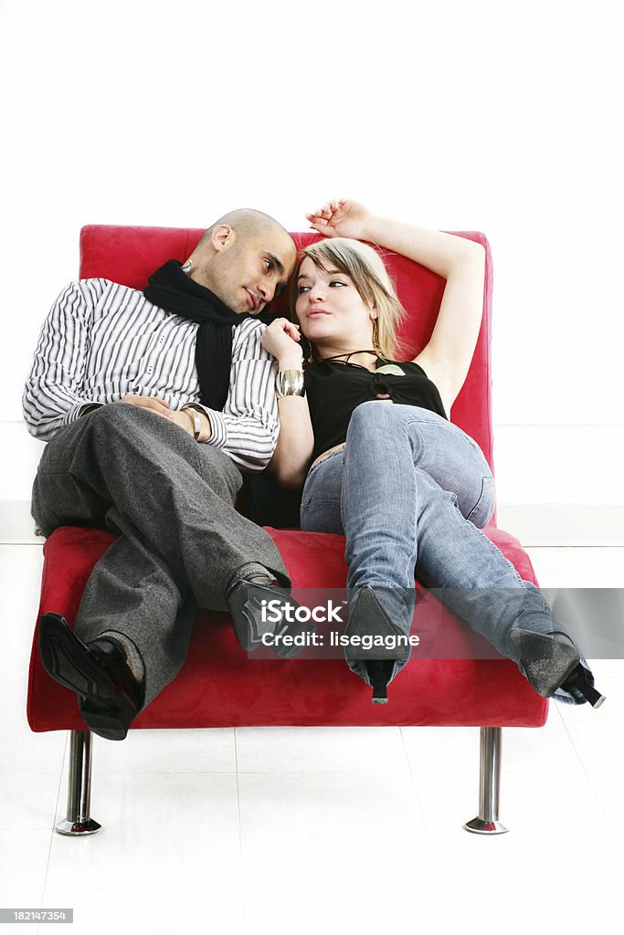 Пара на диван я - Стоковые фото Близость роялти-фри