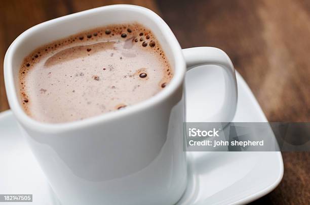 Photo libre de droit de Gros Plan Des Pieds Avec Une Tasse De Chocolat Chaud banque d'images et plus d'images libres de droit de Chocolat chaud