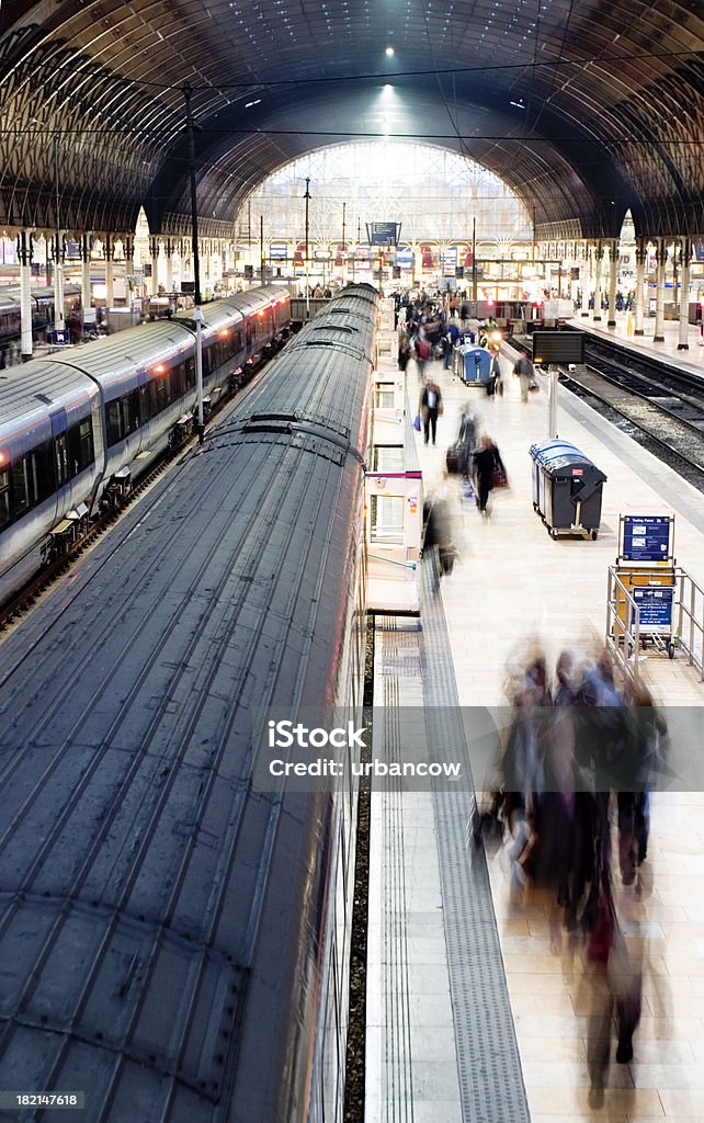 Occupato piattaforma - Foto stock royalty-free di Treno