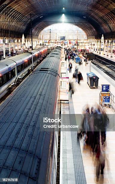 Plataforma De Ocupado - Fotografias de stock e mais imagens de Comboio - Comboio, Estação de Ferroviária, Estação de comboios de Paddington