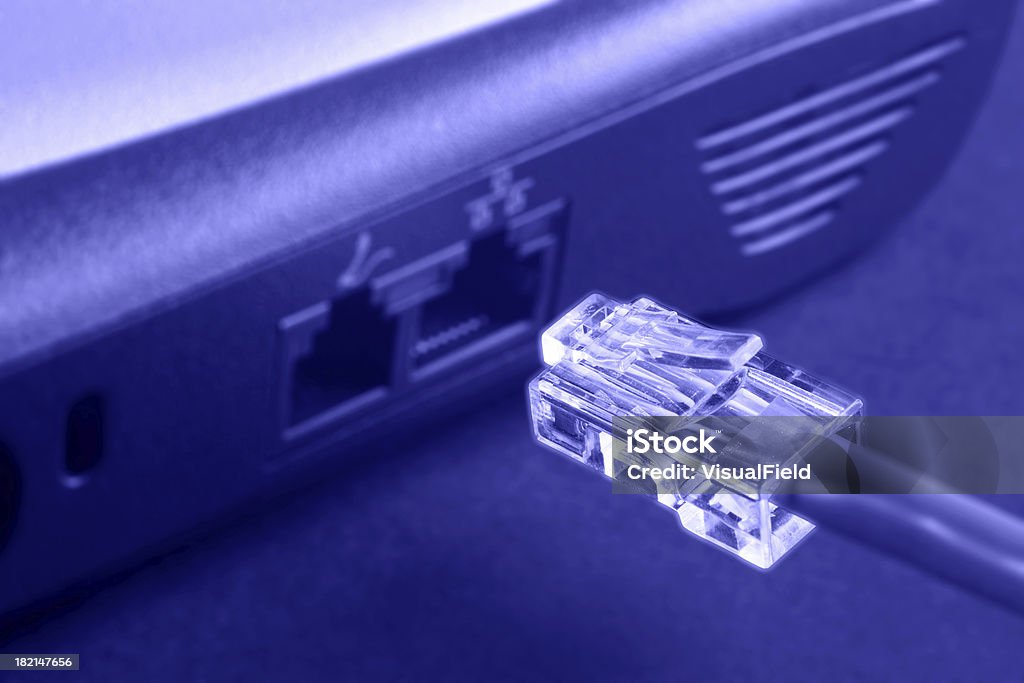 Tons azul brilhante com conector para ethernet para laptops - Foto de stock de Alto - Descrição Geral royalty-free