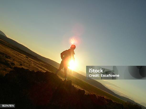 Boys Silhouette Bei Sonnenuntergang Stockfoto und mehr Bilder von Abenddämmerung - Abenddämmerung, Abenteuer, Blendenfleck