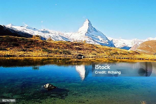 Monte Cervino In Lago - Fotografie stock e altre immagini di Acqua - Acqua, Alpi svizzere, Autunno