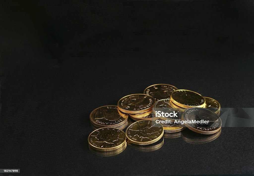 Goldene Münzen auf Schwarz. - Lizenzfrei Bringing home the bacon - englische Redewendung Stock-Foto