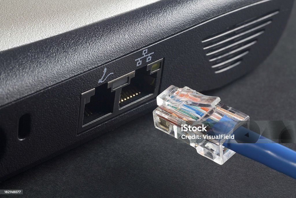 Cavo Ethernet & zoccolo - Foto stock royalty-free di Spina di connessione in rete