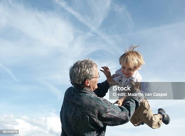 Fly Junge Stockfoto und mehr Bilder von Großvater - Großvater, Heben, Kind