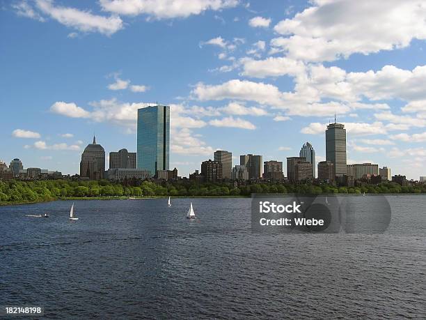 Photo libre de droit de Panorama De Boston Avec Voiliers banque d'images et plus d'images libres de droit de Horizon urbain - Horizon urbain, Boston - Massachusetts, Littoral