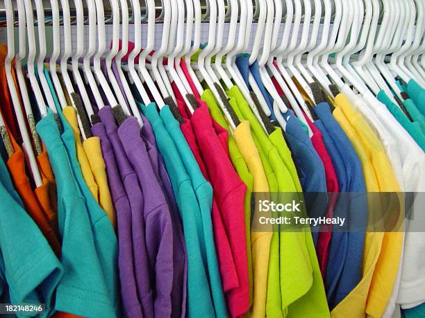 Tshirt Colorate - Fotografie stock e altre immagini di Abbigliamento - Abbigliamento, Abbigliamento casual, Affari