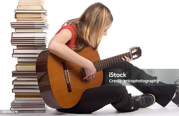 Niña Tocando La Guitarra Foto de stock y más banco de imágenes de Aburrimiento - Aburrimiento, Adolescencia, Adolescente