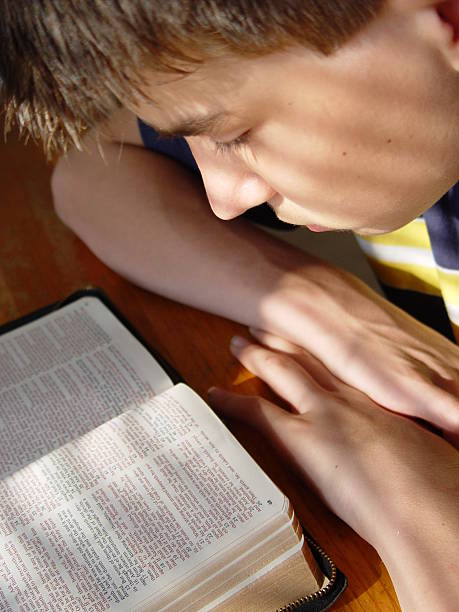 istock teen - boy reading 182148310