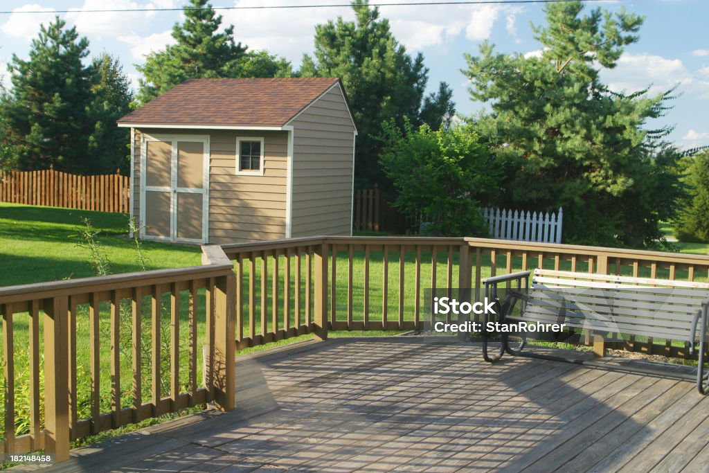 Quintal Deck balanço & Barn - Foto de stock de Jardim particular royalty-free