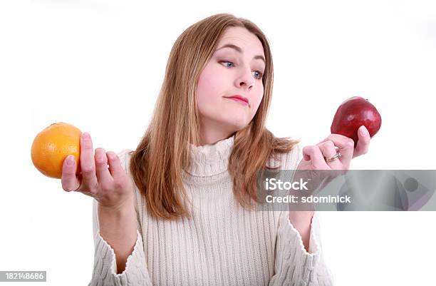 Comparação De Maçãs Para As Laranjas - Fotografias de stock e mais imagens de Maçã - Maçã, Comparação, Laranja - Citrino