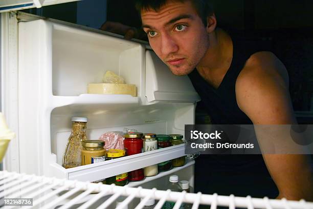 Foto de Busca Por Alimentos e mais fotos de stock de Geladeira - Geladeira, Abrindo, Homens