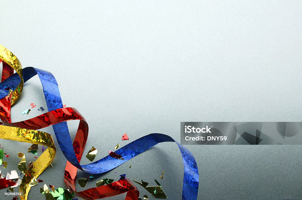 Конфетти и красочные сейсмоприемные косы на Серый фон - Стоковые фото Без людей роялти-фри