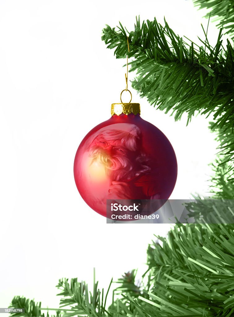 Santa's face sich in eine Christbaumkugel. - Lizenzfrei Ast - Pflanzenbestandteil Stock-Foto