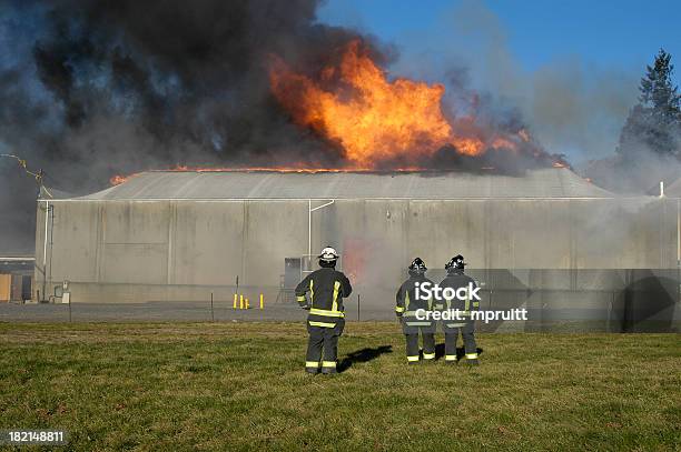 창고 화재 불에 대한 스톡 사진 및 기타 이미지 - 불, 소방관, 연습하기