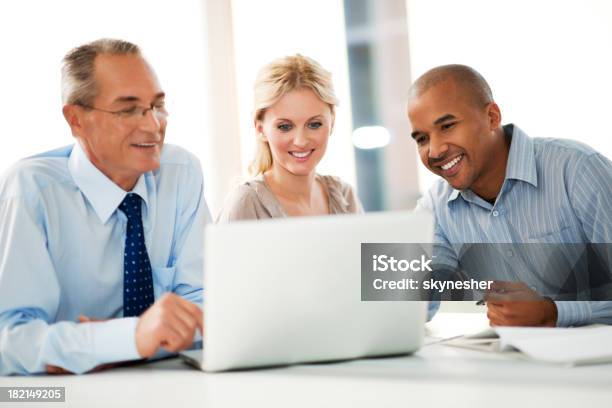 Pessoas De Negócios Trabalhando Em Um Computador Portátil - Fotografias de stock e mais imagens de Organizações