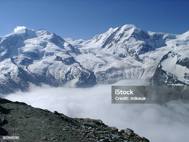 Foto de Alpine Vista Para A Montanha De Manhã Cedo Com Nuvens No Valley e mais fotos de stock de Adulto