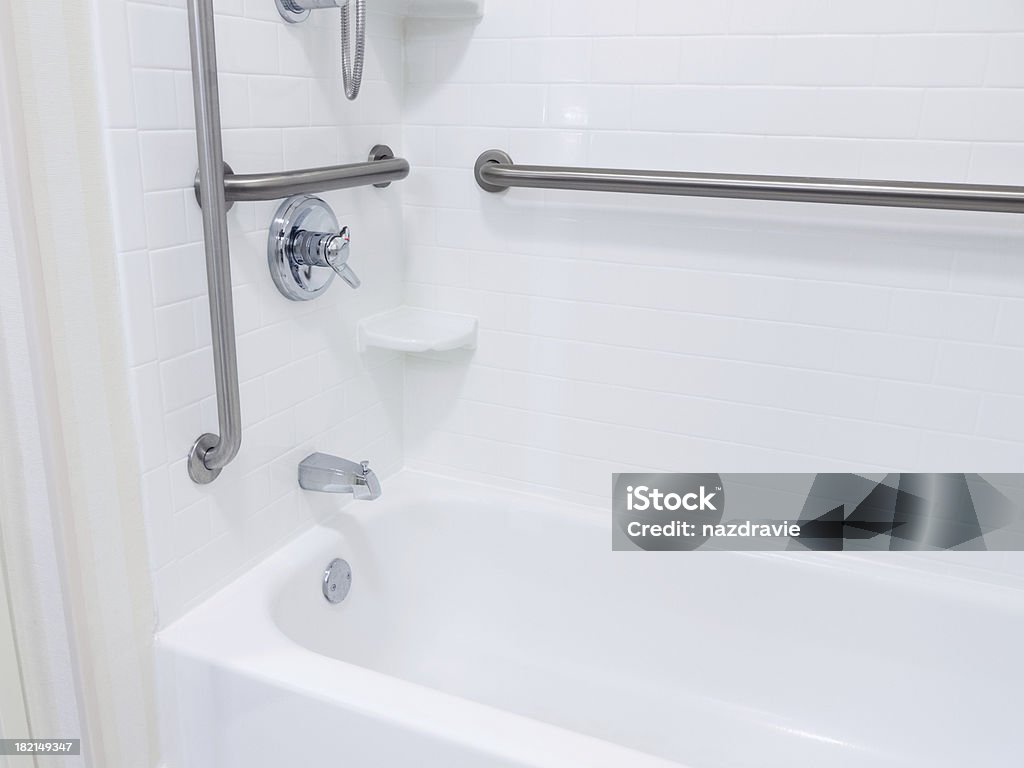 Bagno con accesso per disabili con doccia - Foto stock royalty-free di Bagno