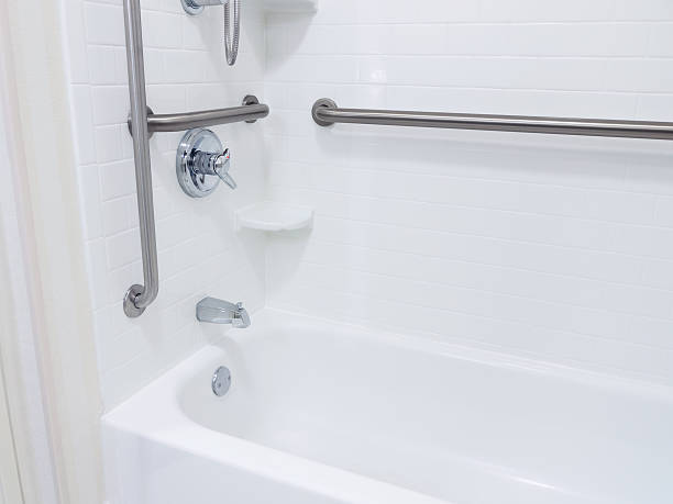 bagno con accesso per disabili con doccia - parapetto foto e immagini stock