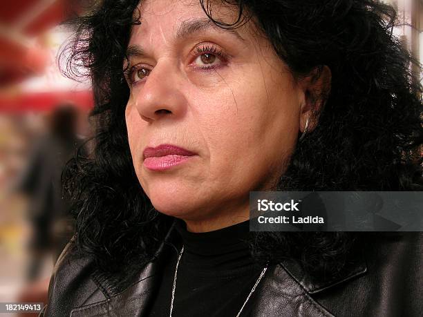 Photo libre de droit de Perdu Dans La Ville banque d'images et plus d'images libres de droit de Femmes - Femmes, Une seule femme, Couleur noire