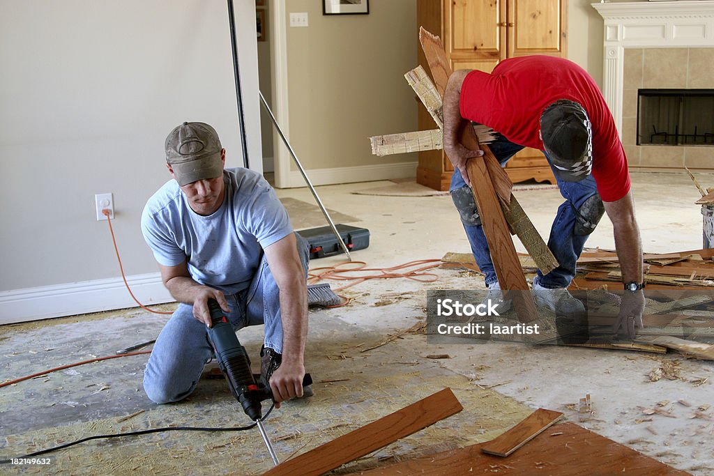 Installer parquet en bois 3. - Photo de Donner sa forme libre de droits