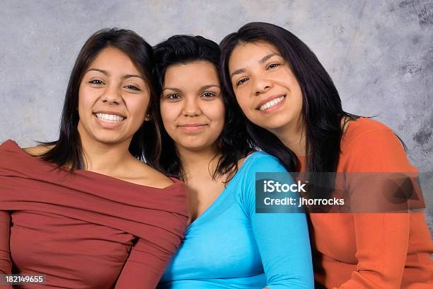 Photo libre de droit de Mère Hispanique Et Des Jeunes Filles banque d'images et plus d'images libres de droit de Famille - Famille, Portrait - Image, Prise de vue en studio