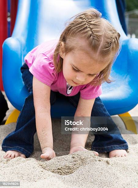 Foto de Brincando Na Areia e mais fotos de stock de 2-3 Anos - 2-3 Anos, Areia, Brincalhão