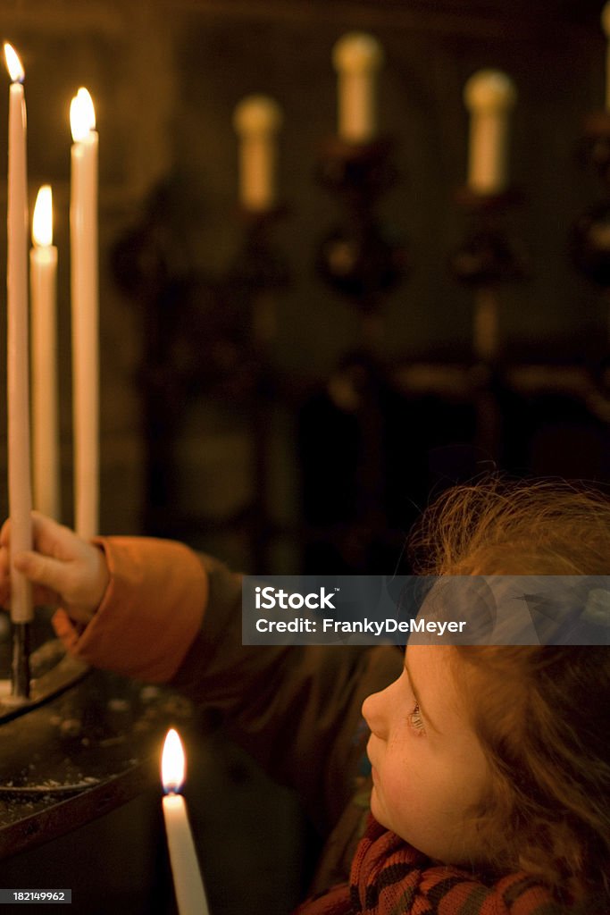 Menina em uma igreja de velas, iluminação - Foto de stock de Vela - Equipamento de Iluminação royalty-free