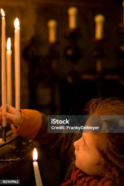 Foto de Menina Em Uma Igreja De Velas Iluminação e mais fotos de stock de Vela - Equipamento de Iluminação - Vela - Equipamento de Iluminação, Criança, Igreja