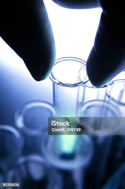 Tubo De 5 Foto de stock y más banco de imágenes de ADN - ADN, Asistencia sanitaria y medicina, Biología