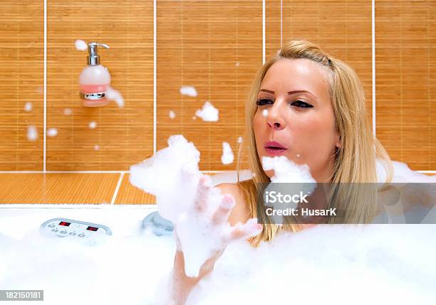 Bañera Con Un Montón De Espuma Foto de stock y más banco de imágenes de Adolescencia - Adolescencia, Adolescente, Adulto