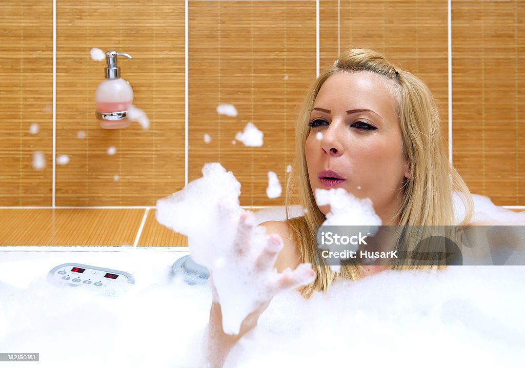 Baignoire avec beaucoup de mousse - Photo de Adolescence libre de droits