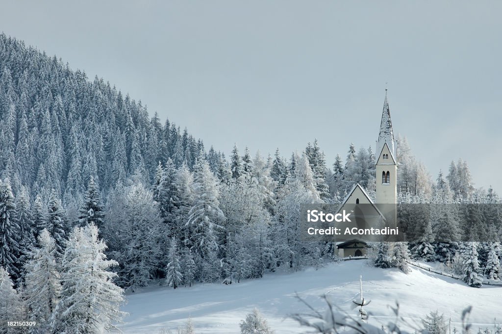 Chiesa nella neve 4/5 - Foto stock royalty-free di Albero