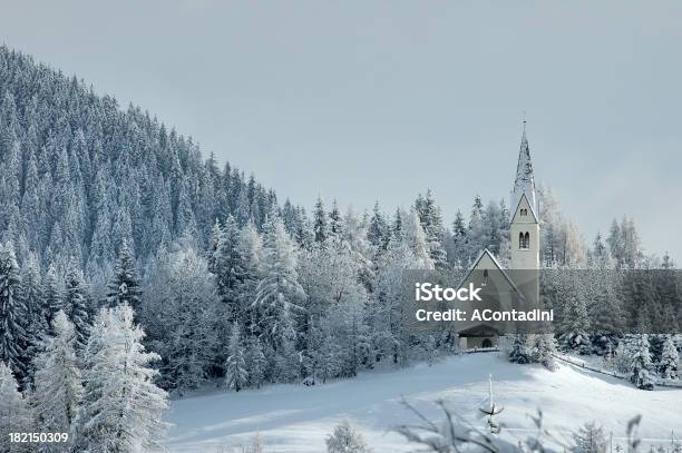 Chiesa Nella Neve 45 - Fotografie stock e altre immagini di Albero - Albero, Alpi, Bianco