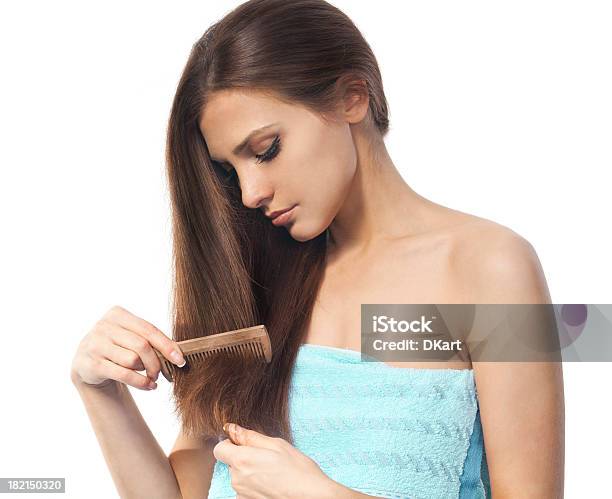 Foto de Jovem Brunette Lady Combina Seu Lindo Cabelos Longos e mais fotos de stock de Acessório