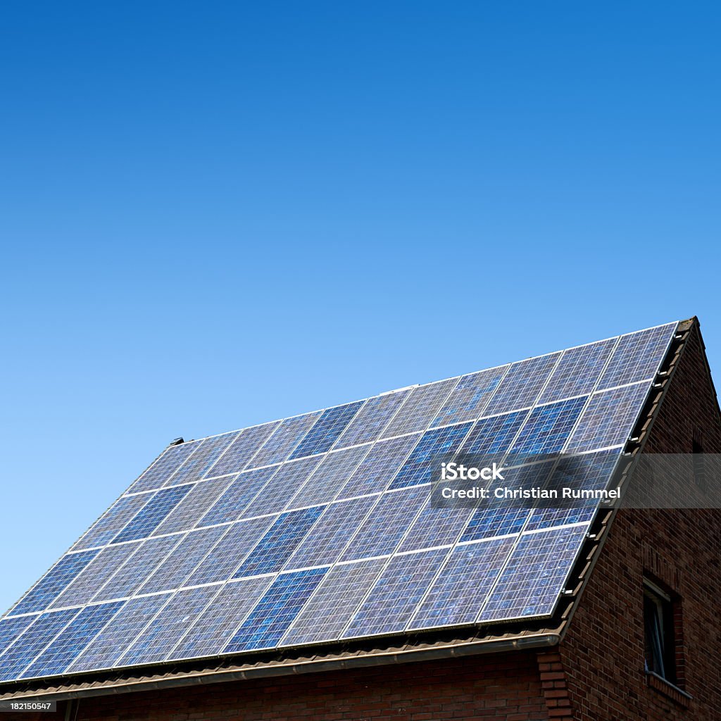 Solarkollektoren gegen einen blauen Himmel mit vielen copyspace - Lizenzfrei Solarkraftwerk Stock-Foto