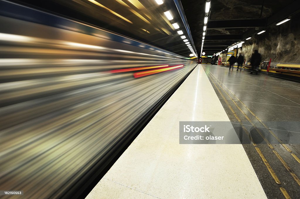 Kolejka podmiejska Dworzec platformy - Zbiór zdjęć royalty-free (Ludzie)