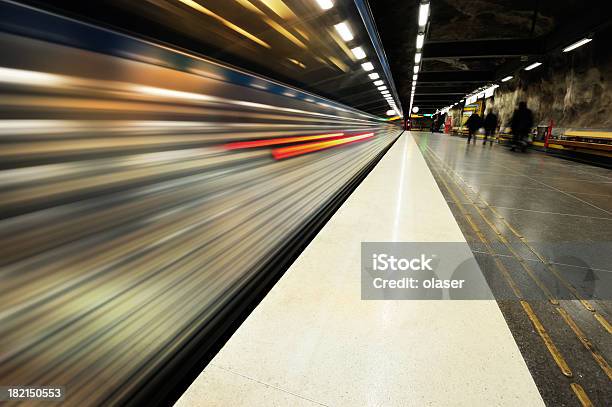 Foto de Plataforma De Estação De Trem e mais fotos de stock de Desfocado - Foco - Desfocado - Foco, Movimento desfocado, Pessoas